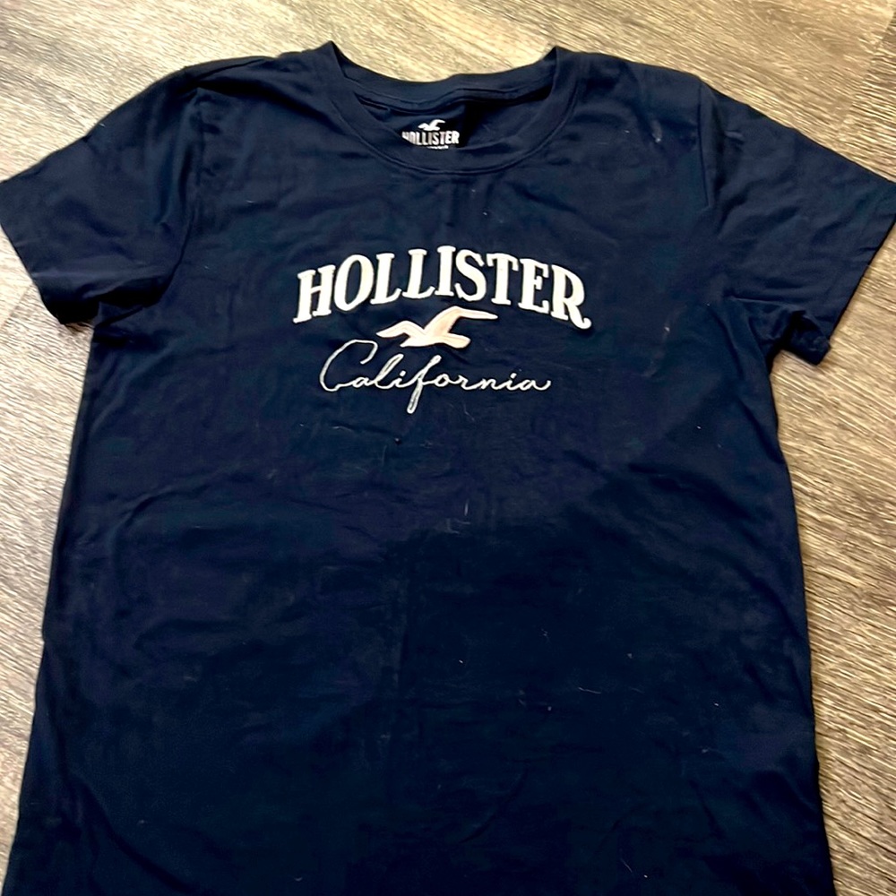 Navy Hollister tee-shirt